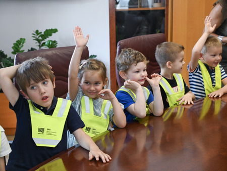 Otroci z vrtca v Dolenji vasi na obisku pri županu