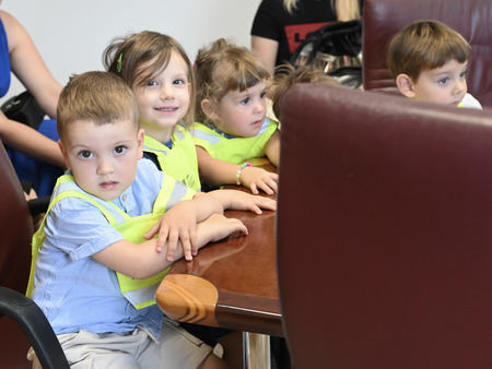 Otroci z vrtca v Dolenji vasi na obisku pri županu