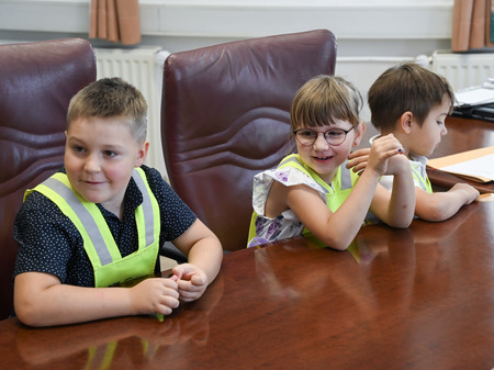 Otroci z vrtca v Dolenji vasi na obisku pri županu