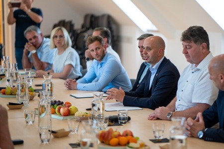 Župan Janez Kerin na srečanju v Ribnici