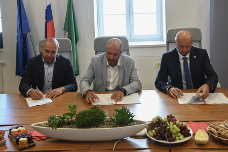 Podpis osemletne koncesijske pogodbe za izvajanje mestnega linijskega prevoza potnikov