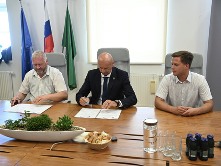 Podpis gradbene pogodbe za projekt Park urbanih športov – športno rekreacijski center