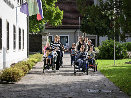 Gibalno ovirani na poti skozi mesto 