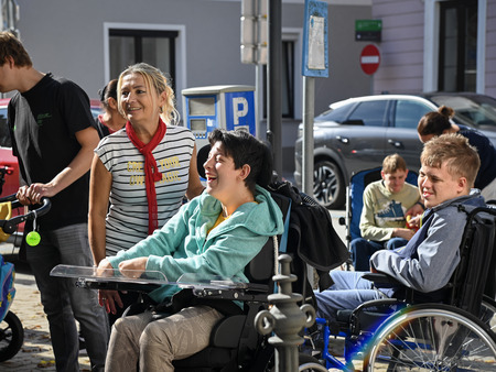 Gibalno ovirani na poti skozi mesto 