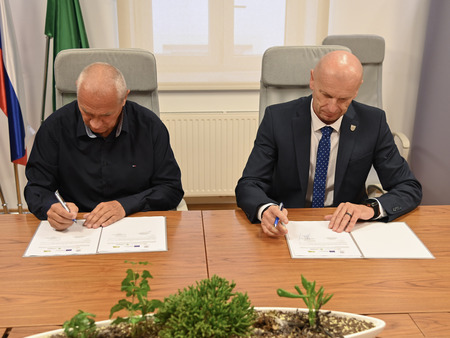 Podpisana pogodba za začetek gradbenih in obrtniških del za ureditev Bohorske koče