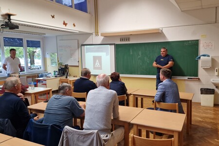 Starejši na brazplačni delavnici obnovili znanje cestno prometnih predpisov