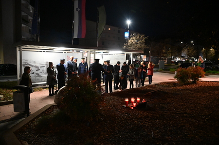V Krškem so se žrtvam prometnih nesreč poklonili ob obeležju na Trgu Matije Gubca s prižigom sveč