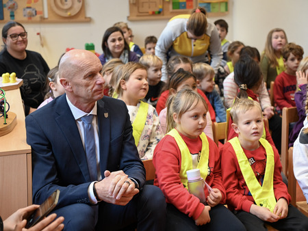 Otroci in župan okrasili smrečice v starem mestnem jedru