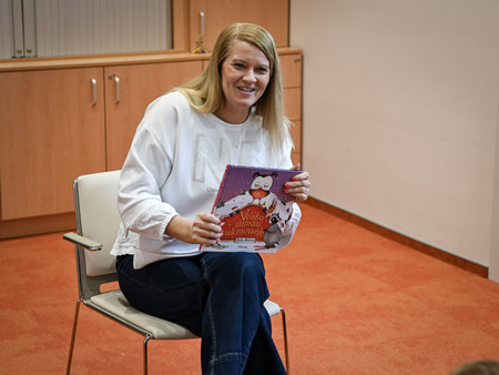 Otroci in župan okrasili smrečice v starem mestnem jedru