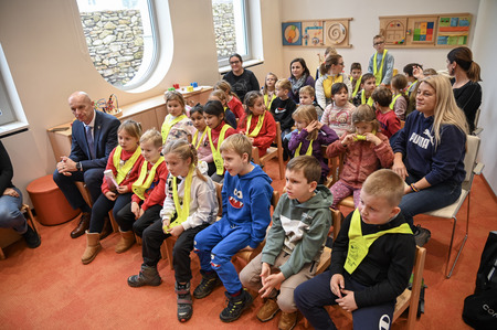 Otroci in župan okrasili smrečice v starem mestnem jedru