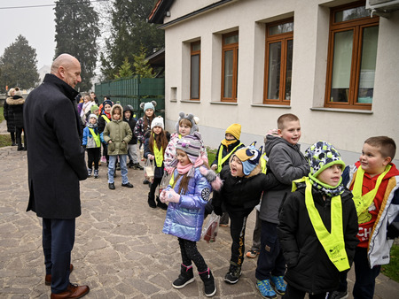 Otroci in župan okrasili smrečice v starem mestnem jedru