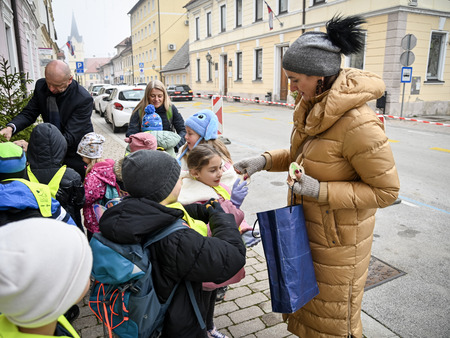 Otroci in župan okrasili smrečice v starem mestnem jedru