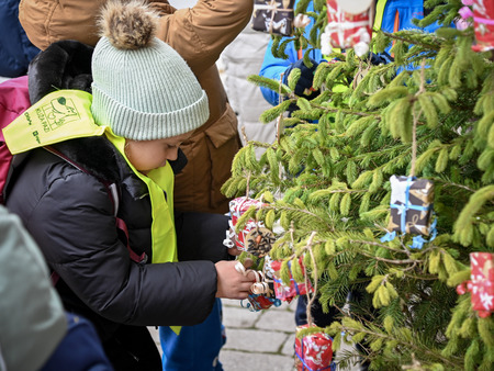 Otroci in župan okrasili smrečice v starem mestnem jedru