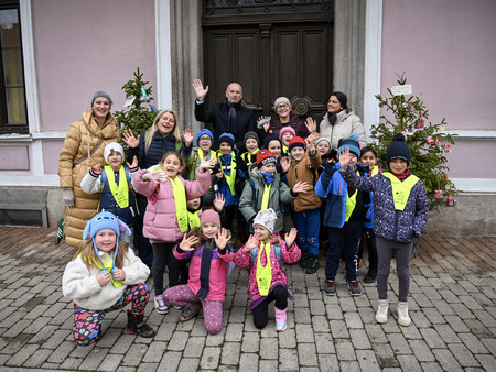 Otroci in župan okrasili smrečice v starem mestnem jedru