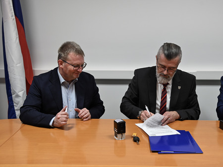 Mestna občina Krško podpisala dogovor o brezplačni uporabi protipoplavne opreme