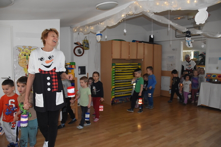 Najmlajši iz Vrtca Pravljica pričarali praznično vzdušje