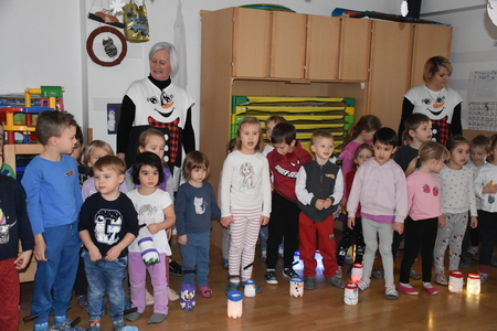 Najmlajši iz Vrtca Pravljica pričarali praznično vzdušje