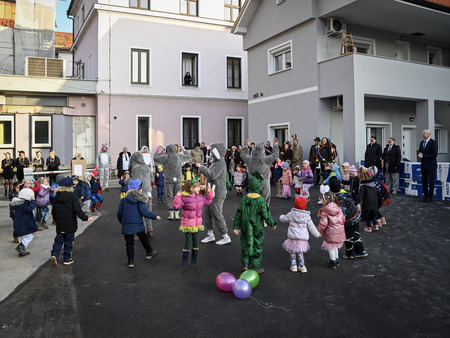 Maškare iz Vrtca Pravljica obiskale Mestno občino Krško