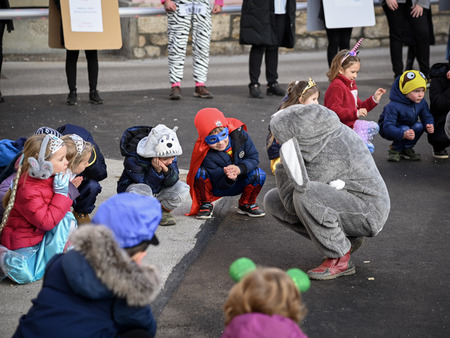 Maškare iz Vrtca Pravljica obiskale Mestno občino Krško