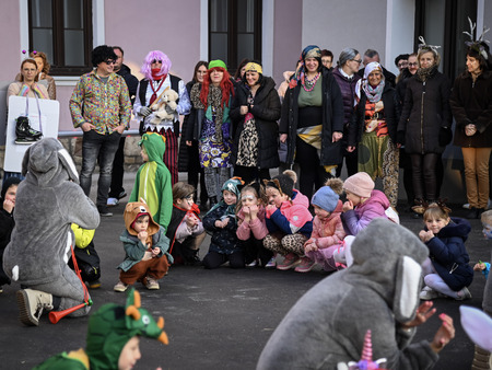 Maškare iz Vrtca Pravljica obiskale Mestno občino Krško