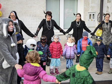 Maškare iz Vrtca Pravljica obiskale Mestno občino Krško