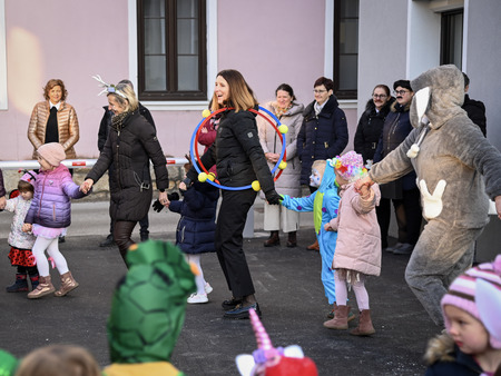 Maškare iz Vrtca Pravljica obiskale Mestno občino Krško