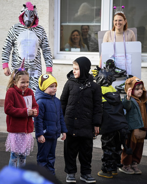 Maškare iz Vrtca Pravljica obiskale Mestno občino Krško