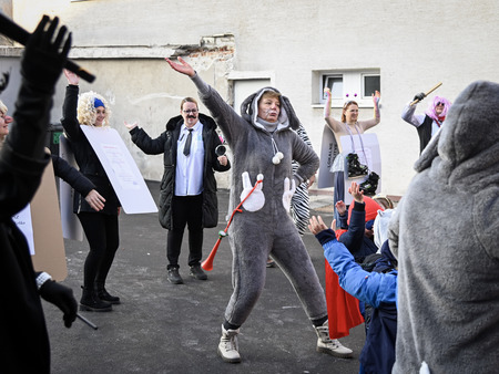 Maškare iz Vrtca Pravljica obiskale Mestno občino Krško