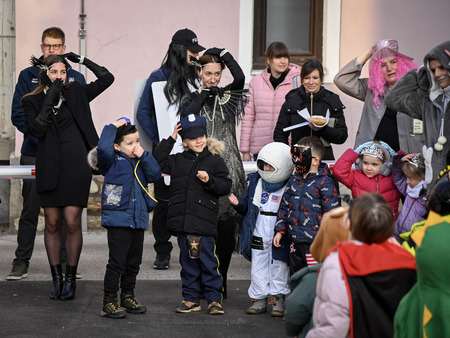 Maškare iz Vrtca Pravljica obiskale Mestno občino Krško