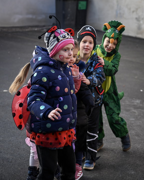 Maškare iz Vrtca Pravljica obiskale Mestno občino Krško