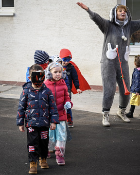 Maškare iz Vrtca Pravljica obiskale Mestno občino Krško