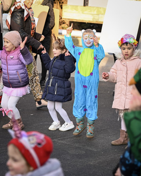 Maškare iz Vrtca Pravljica obiskale Mestno občino Krško