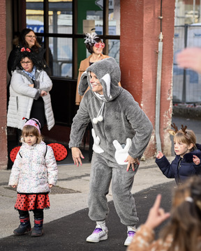 Maškare iz Vrtca Pravljica obiskale Mestno občino Krško