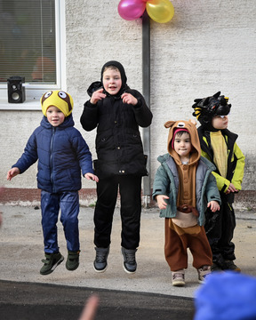 Maškare iz Vrtca Pravljica obiskale Mestno občino Krško