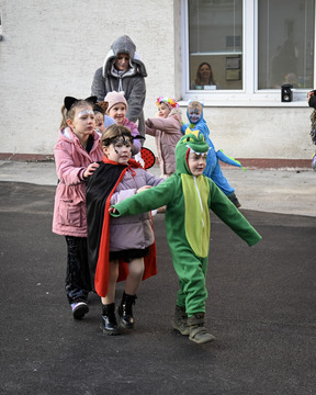 Maškare iz Vrtca Pravljica obiskale Mestno občino Krško