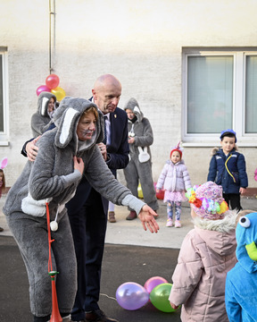 Maškare iz Vrtca Pravljica obiskale Mestno občino Krško