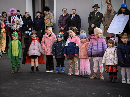 Maškare iz Vrtca Pravljica obiskale Mestno občino Krško