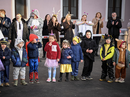 Maškare iz Vrtca Pravljica obiskale Mestno občino Krško