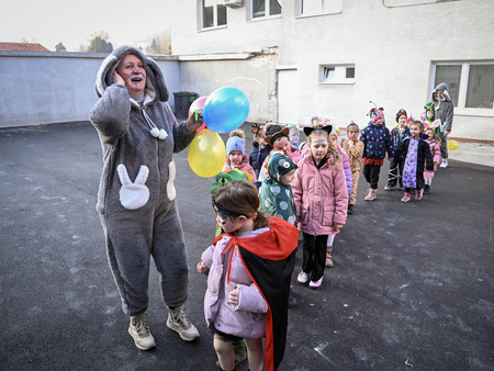 Maškare iz Vrtca Pravljica obiskale Mestno občino Krško