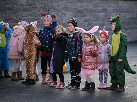 Maškare iz Vrtca Pravljica obiskale Mestno občino Krško