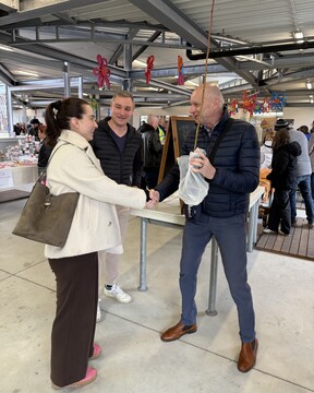 Župan delil brezplačne sadike medovitih rastlin 