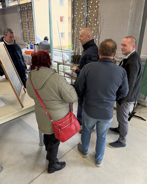 Župan delil brezplačne sadike medovitih rastlin 