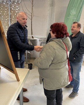 Župan delil brezplačne sadike medovitih rastlin 