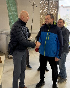 Župan delil brezplačne sadike medovitih rastlin 