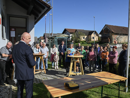 Predaja defibrilatorja na Drnovem