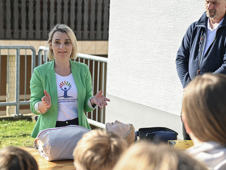 Predaja defibrilatorja na Drnovem