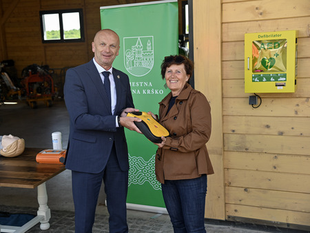 Župan Janez Kerin in predlagateljica Zdenka Bevc.