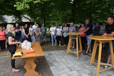 Prikaz uporabe defibrilatorja krajanom