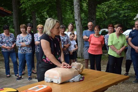 Prikaz uporabe defibrilatorja krajanom