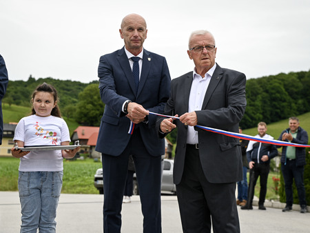 Namenu uradno predali odsek obnovljene ceste na ribnik v Stolovniku 